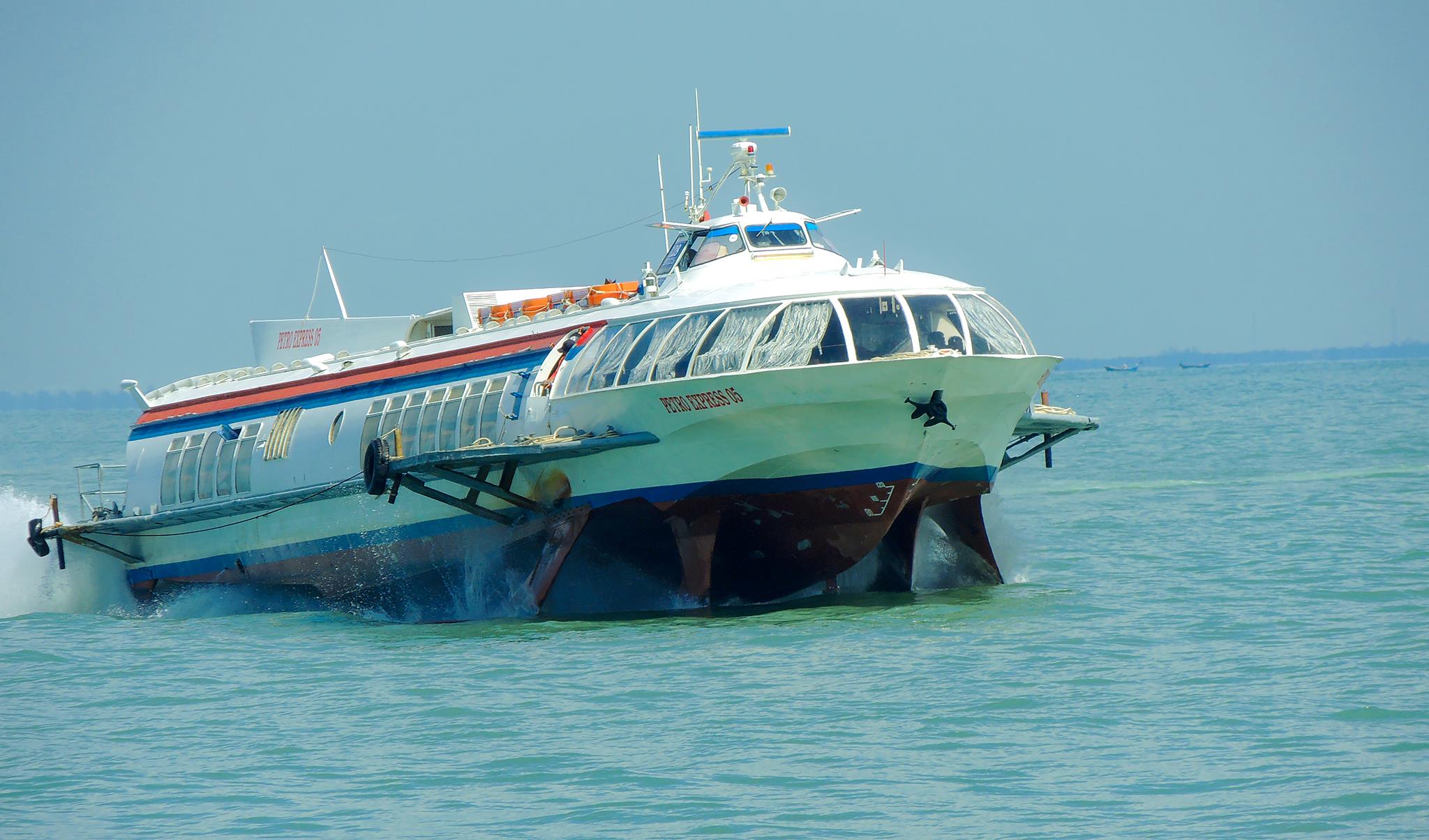 Tàu cánh ngầm đi du lịch Long Hải